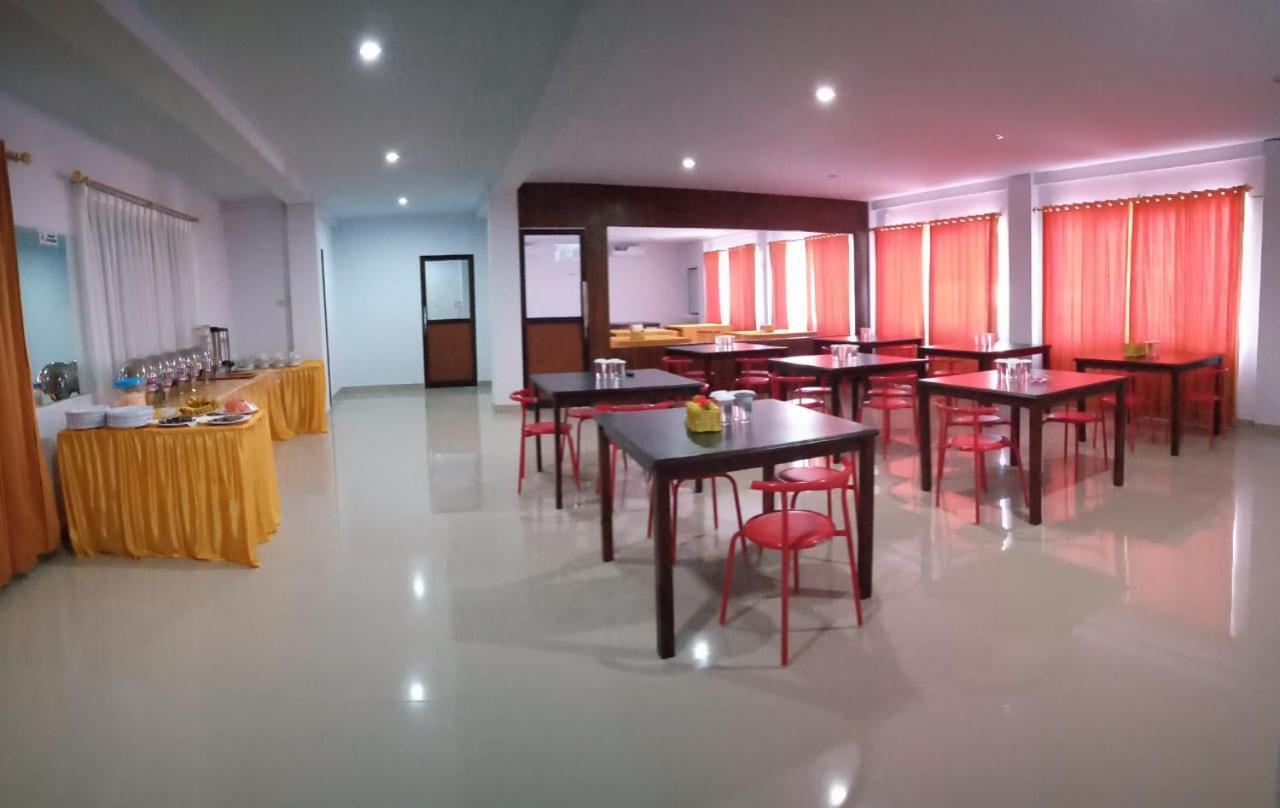 Mamuju Hotel Meganita מראה חיצוני תמונה